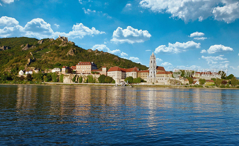 查看著名的城镇“Dürnstein an der Donau”-多瑙河流域-奥地利